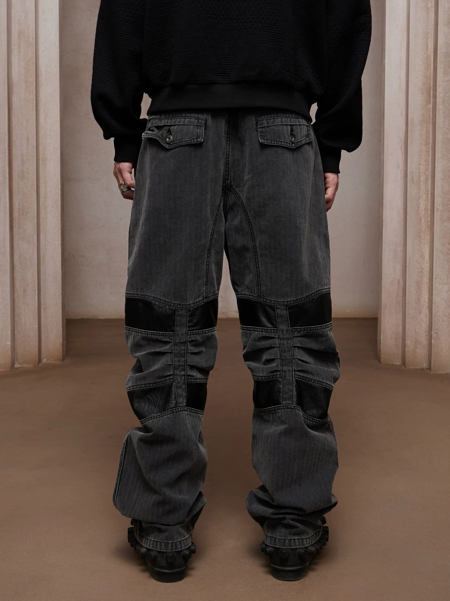 Heavy-Washed Paneled Curved Multi-pocket Cargo Jeans