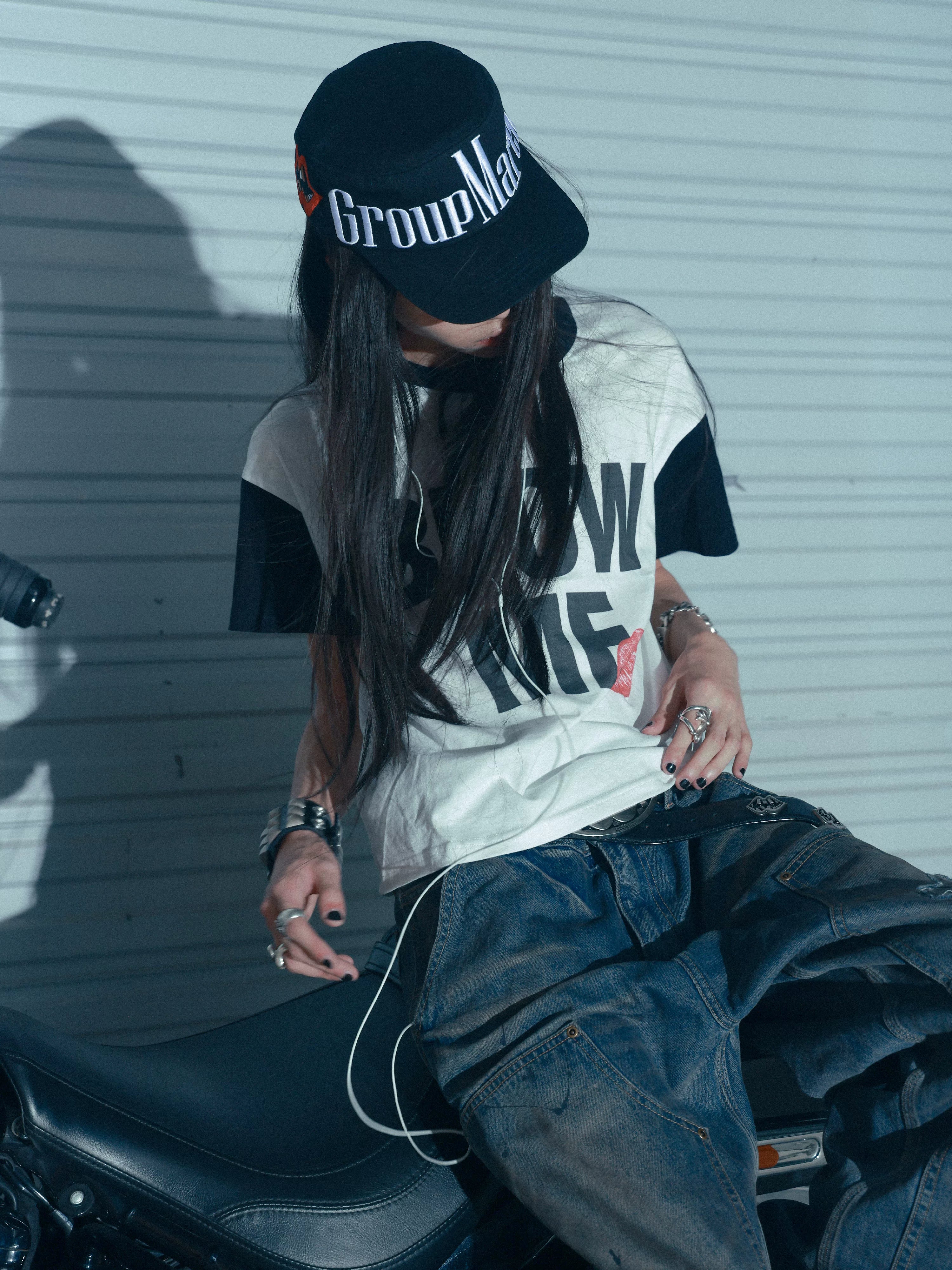 Black Contrast Sleeve Lip Print Tee