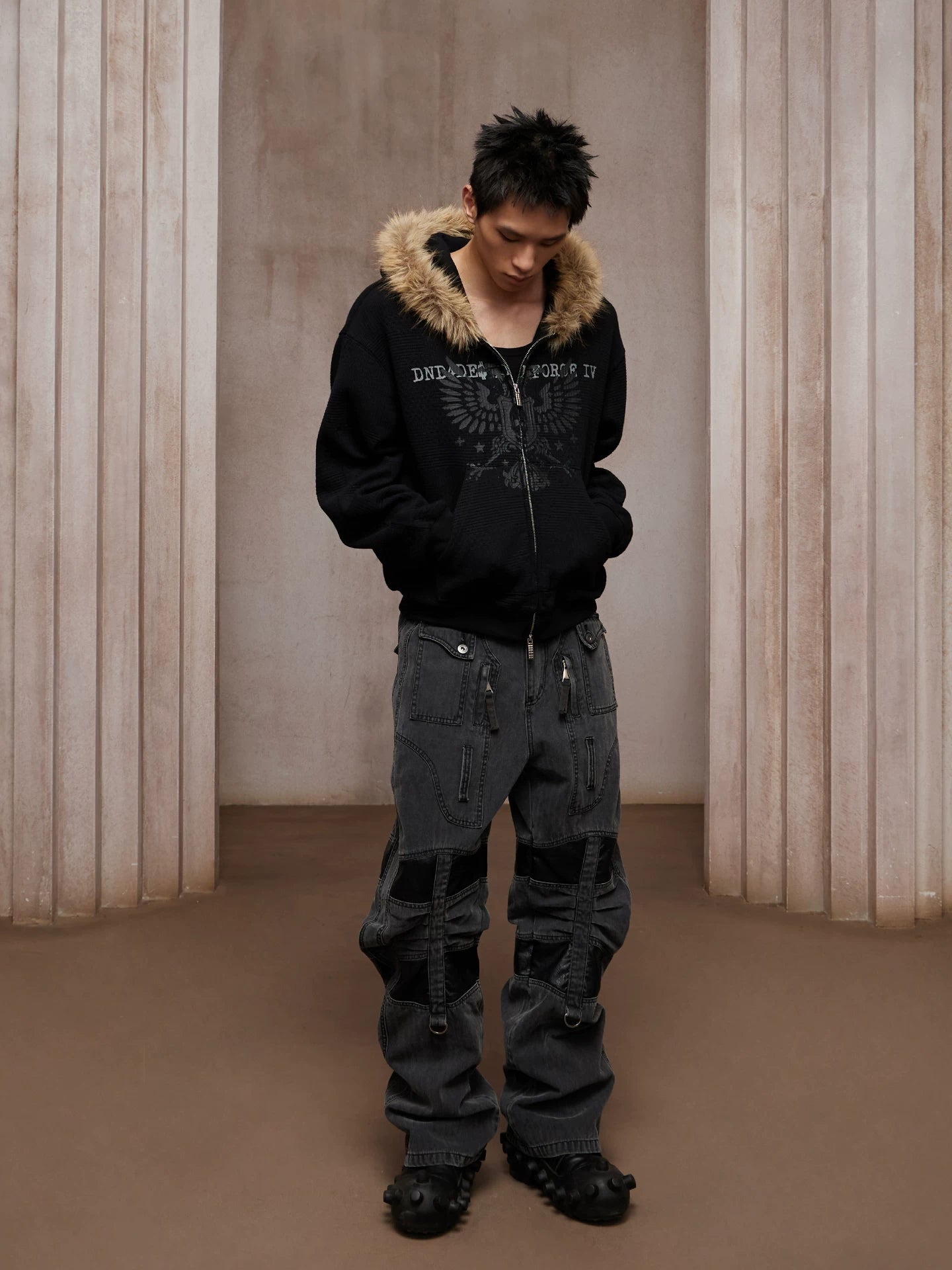 Heavy-Washed Paneled Curved Multi-pocket Cargo Jeans