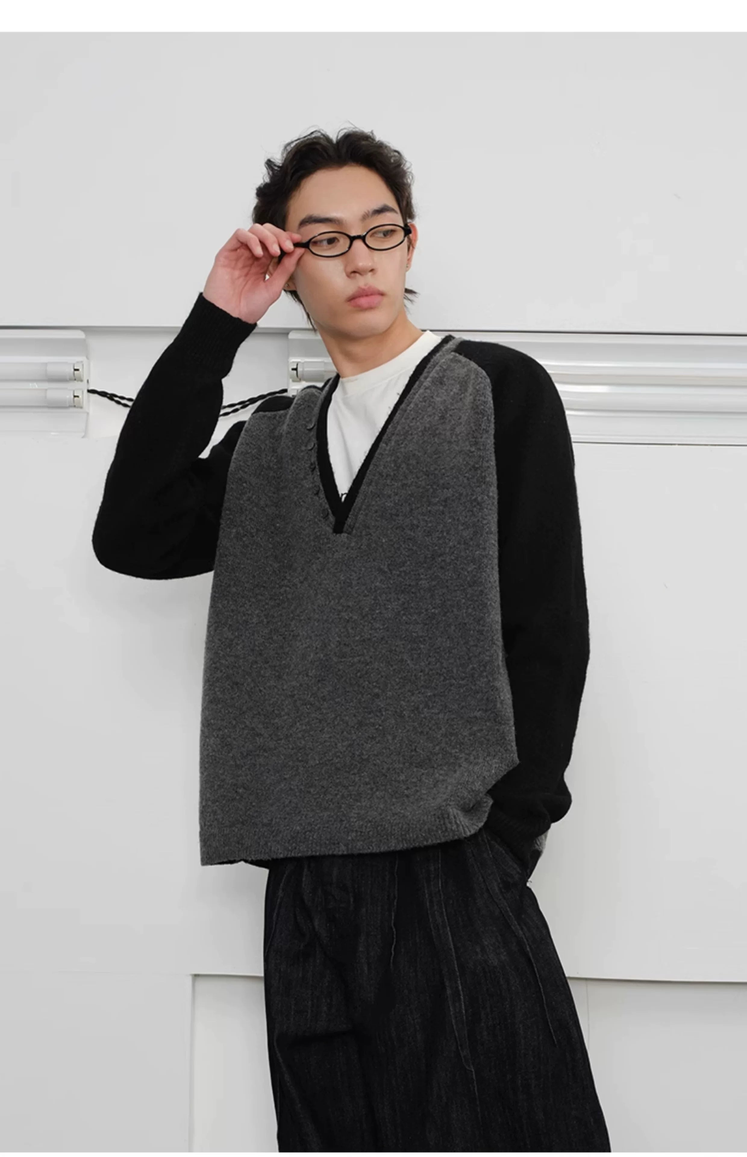 Men's Loose Colorblock V-neck Wool Sweater