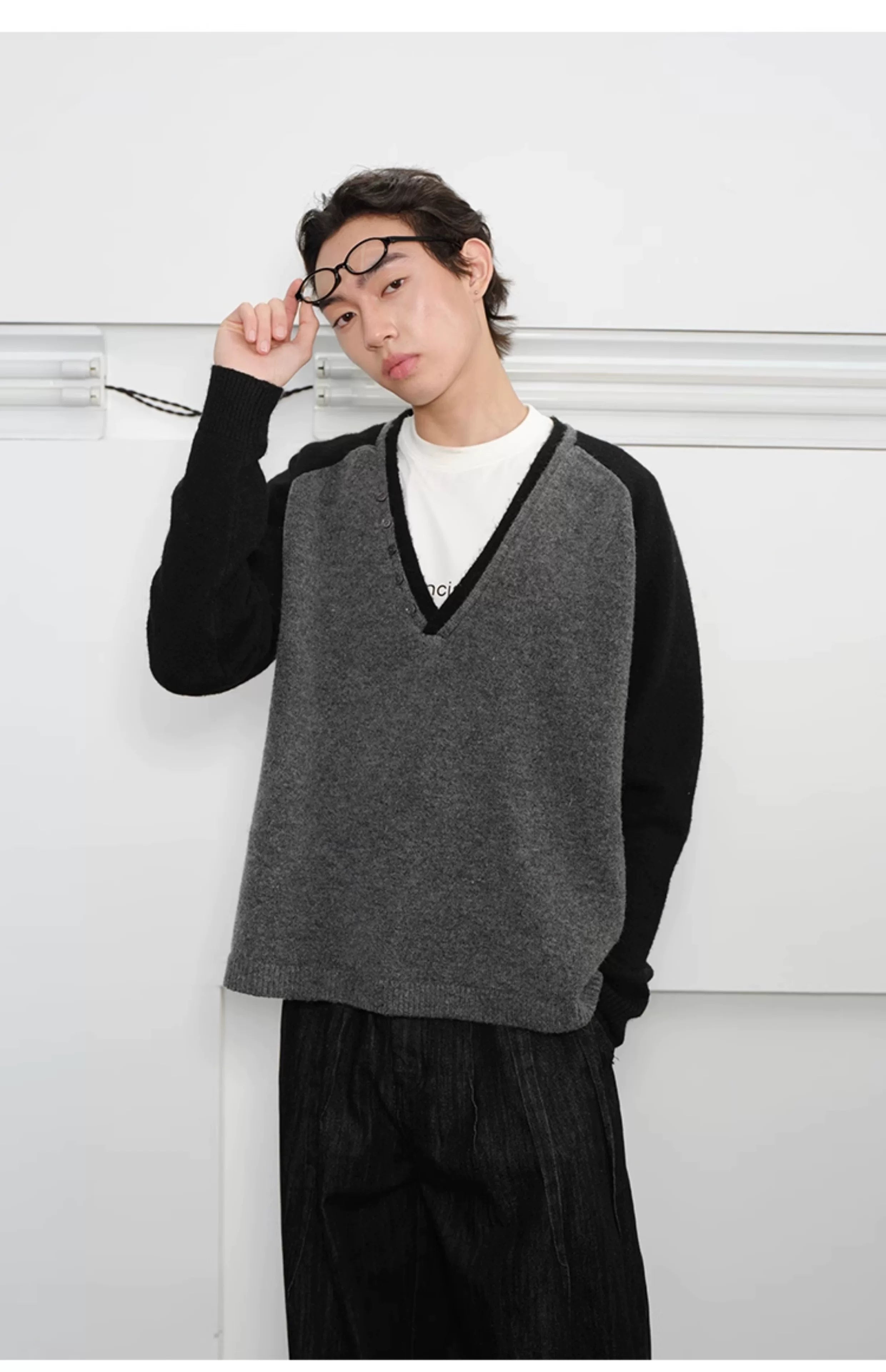 Men's Loose Colorblock V-neck Wool Sweater