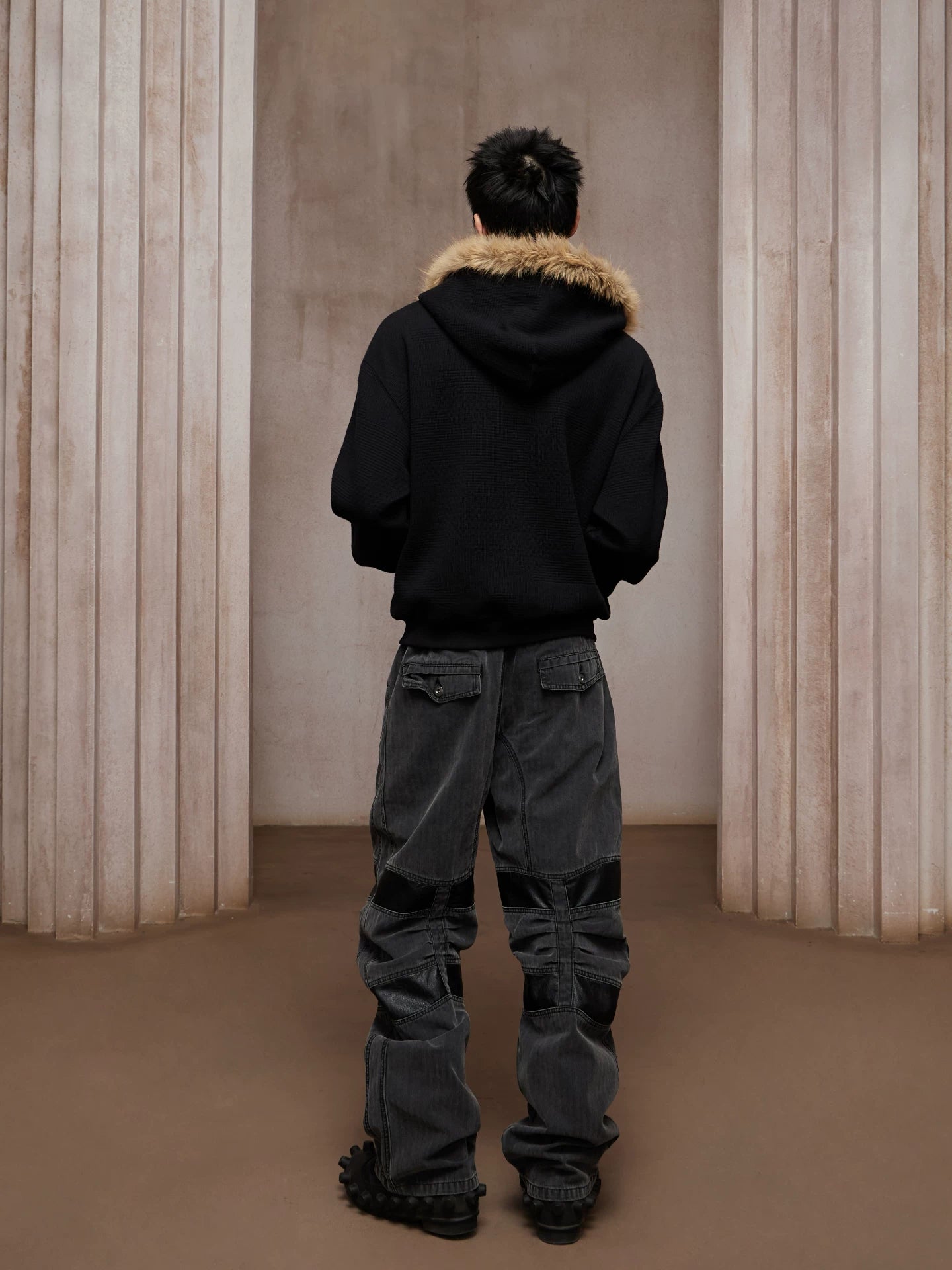 Heavy-Washed Paneled Curved Multi-pocket Cargo Jeans