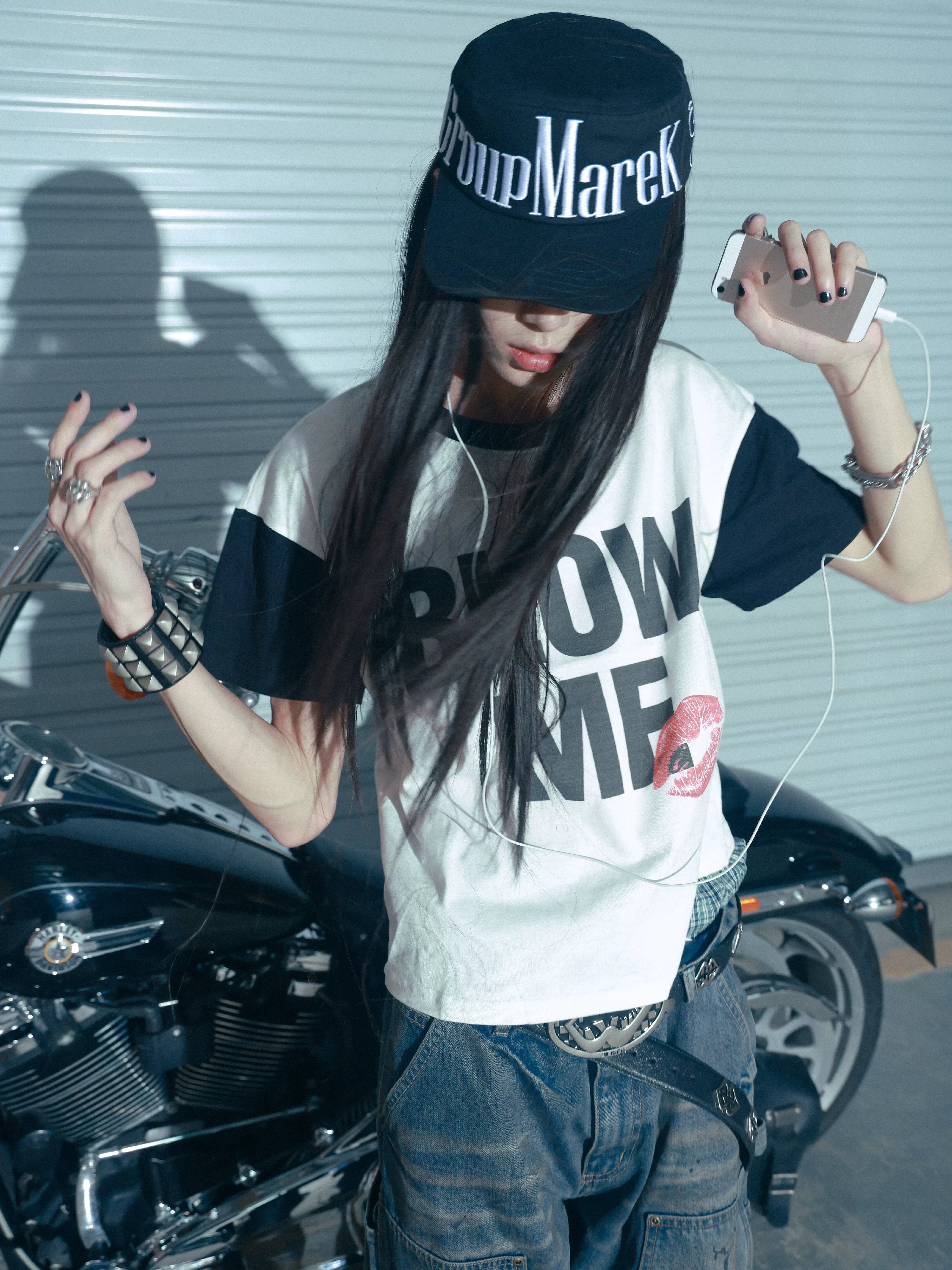 Black Contrast Sleeve Lip Print Tee